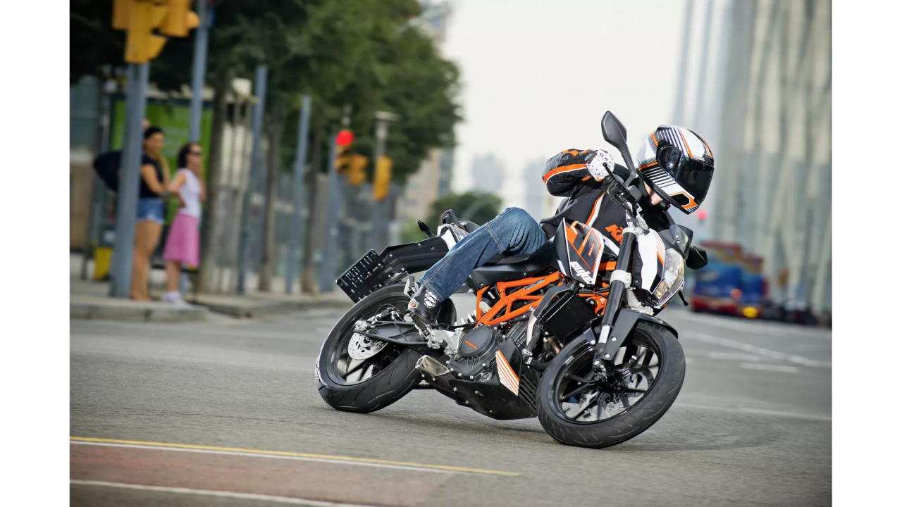 KTM 390 Duke (2013-2016): Hafifliğiyle Efsaneleşen Model